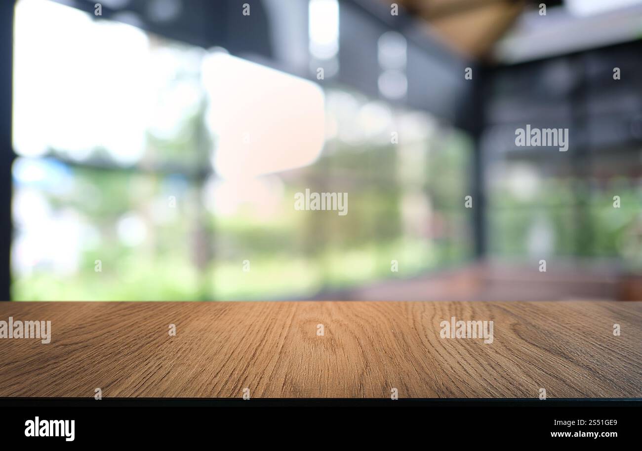 Tavolo vuoto di legno scuro davanti allo sfondo bokeh astratto e sfocato del ristorante. può essere utilizzato per la visualizzazione o il montaggio dei prodotti. Mock-up per Foto Stock