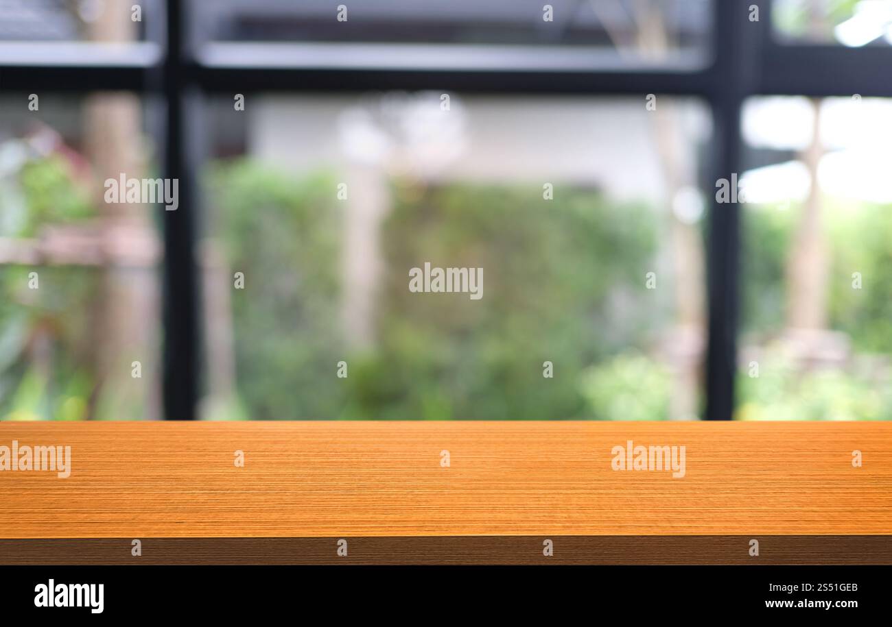 Tavolo vuoto di legno scuro davanti allo sfondo bokeh astratto e sfocato del ristorante. può essere utilizzato per la visualizzazione o il montaggio dei prodotti. Mock-up per Foto Stock