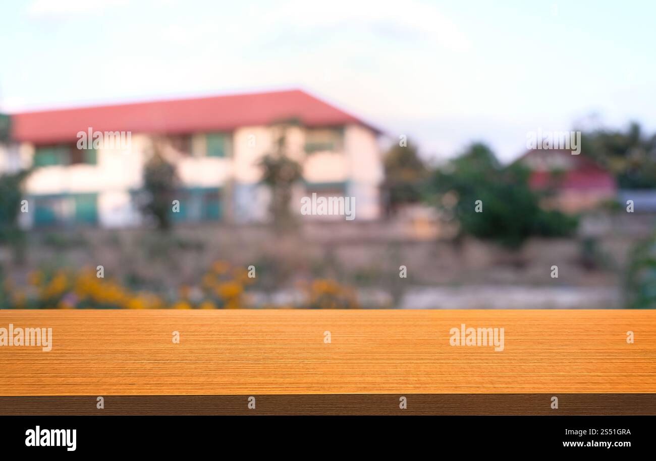 Tavolo vuoto di legno scuro davanti allo sfondo bokeh astratto e sfocato del ristorante. può essere utilizzato per la visualizzazione o il montaggio dei prodotti. Mock-up per Foto Stock