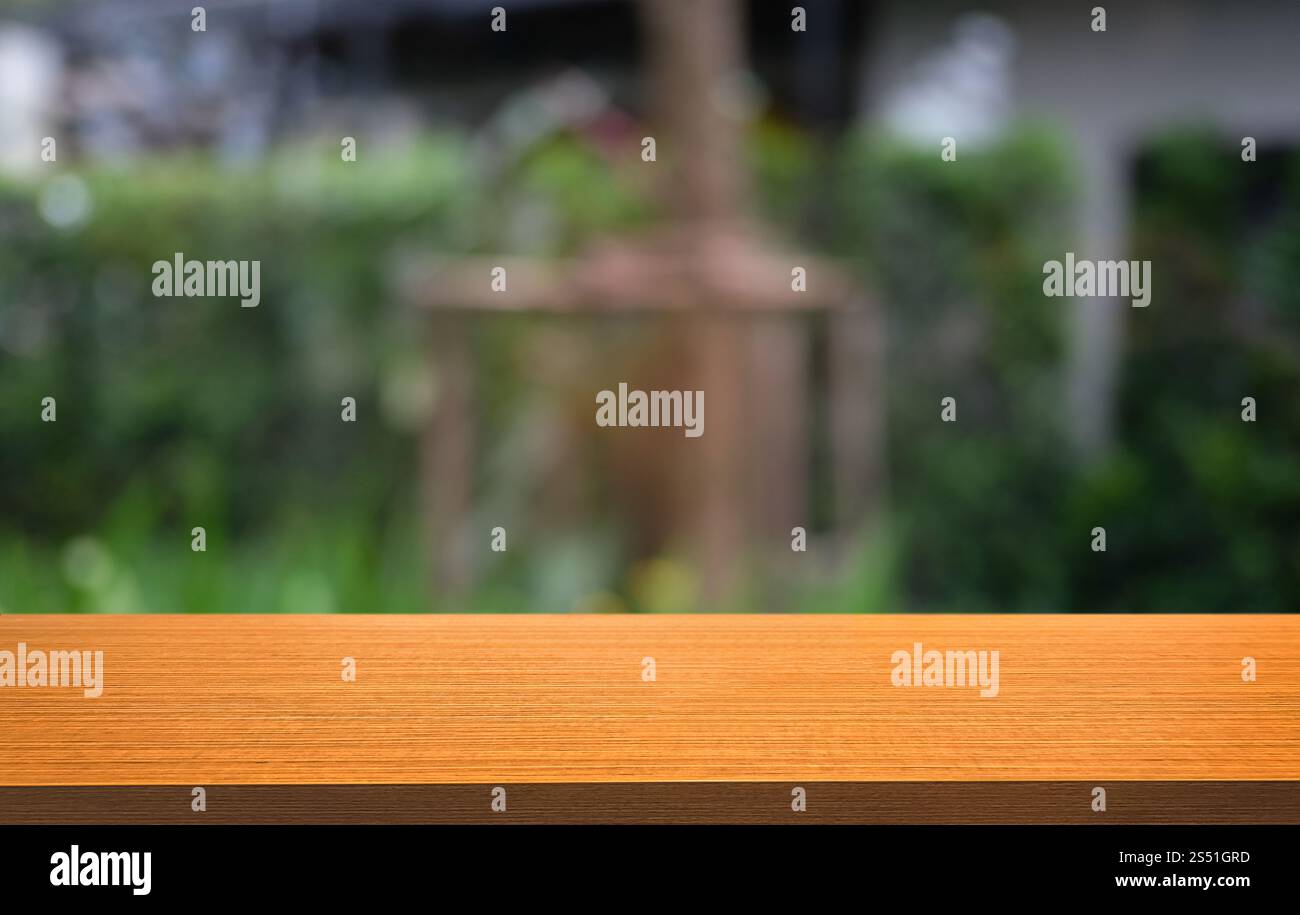 Tavolo vuoto di legno scuro davanti allo sfondo bokeh astratto e sfocato del ristorante. può essere utilizzato per la visualizzazione o il montaggio dei prodotti. Mock-up per Foto Stock