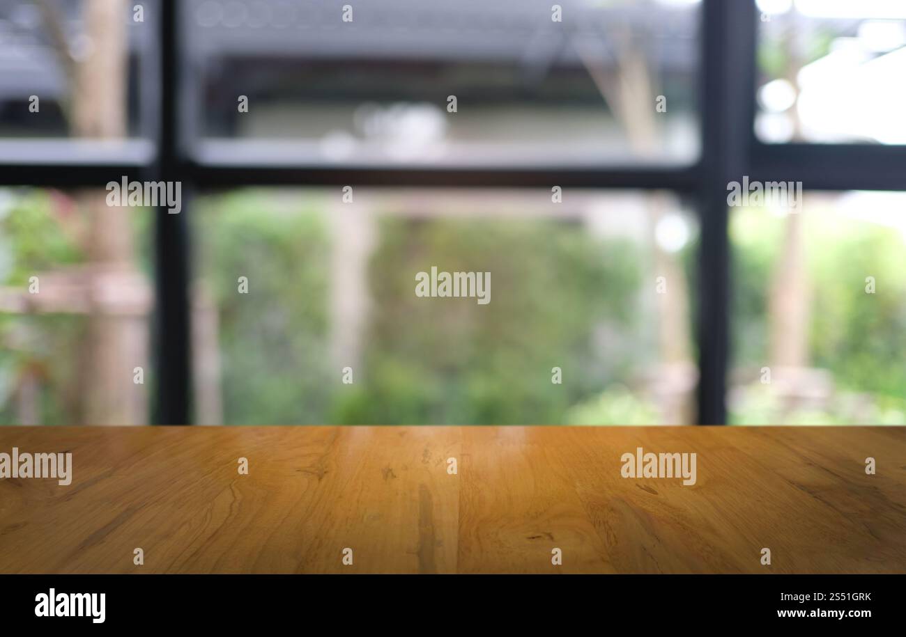 Tavolo vuoto di legno scuro davanti allo sfondo bokeh astratto e sfocato del ristorante. può essere utilizzato per la visualizzazione o il montaggio dei prodotti. Mock-up per Foto Stock