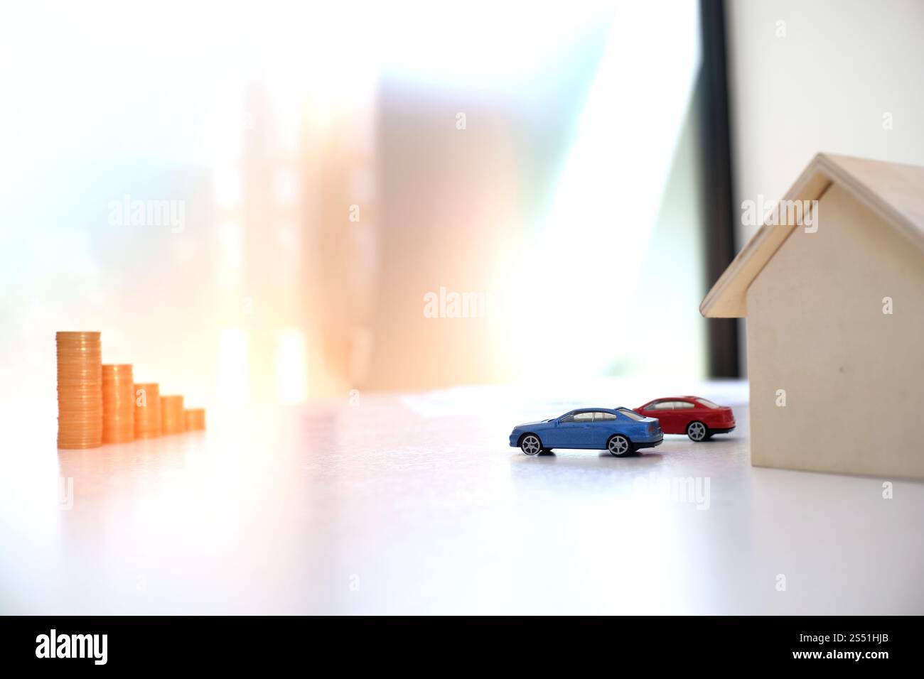 Sales Manager per dare consigli modulo di applicazione documento, considerando mutuo ipotecario speciali per auto e assicurazione casa Foto Stock