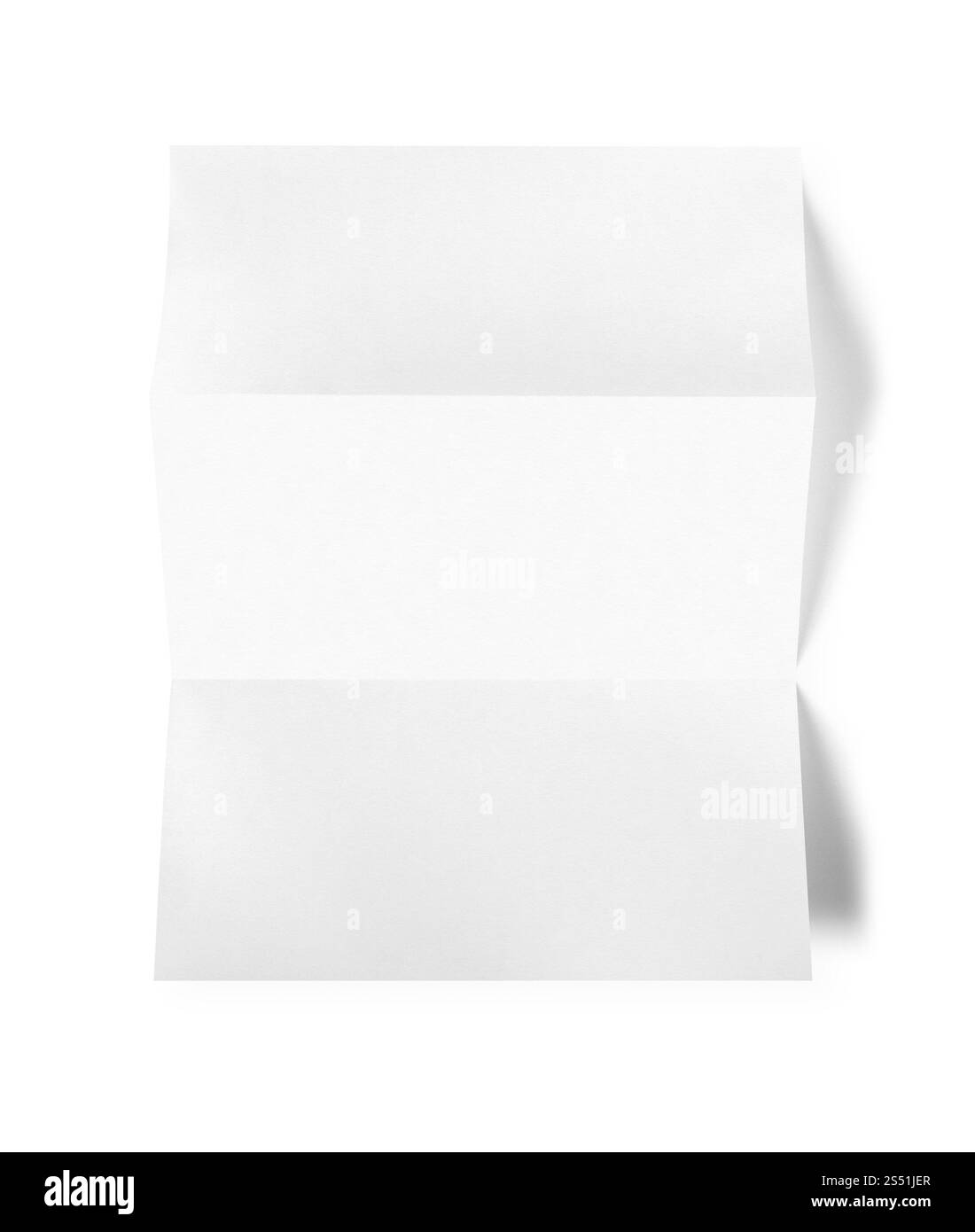 Modello di mockup di fogli di carta A4 piegati vuoti isolato su sfondo bianco. Modello di mockup di fogli di carta A4 bianchi piegati Foto Stock