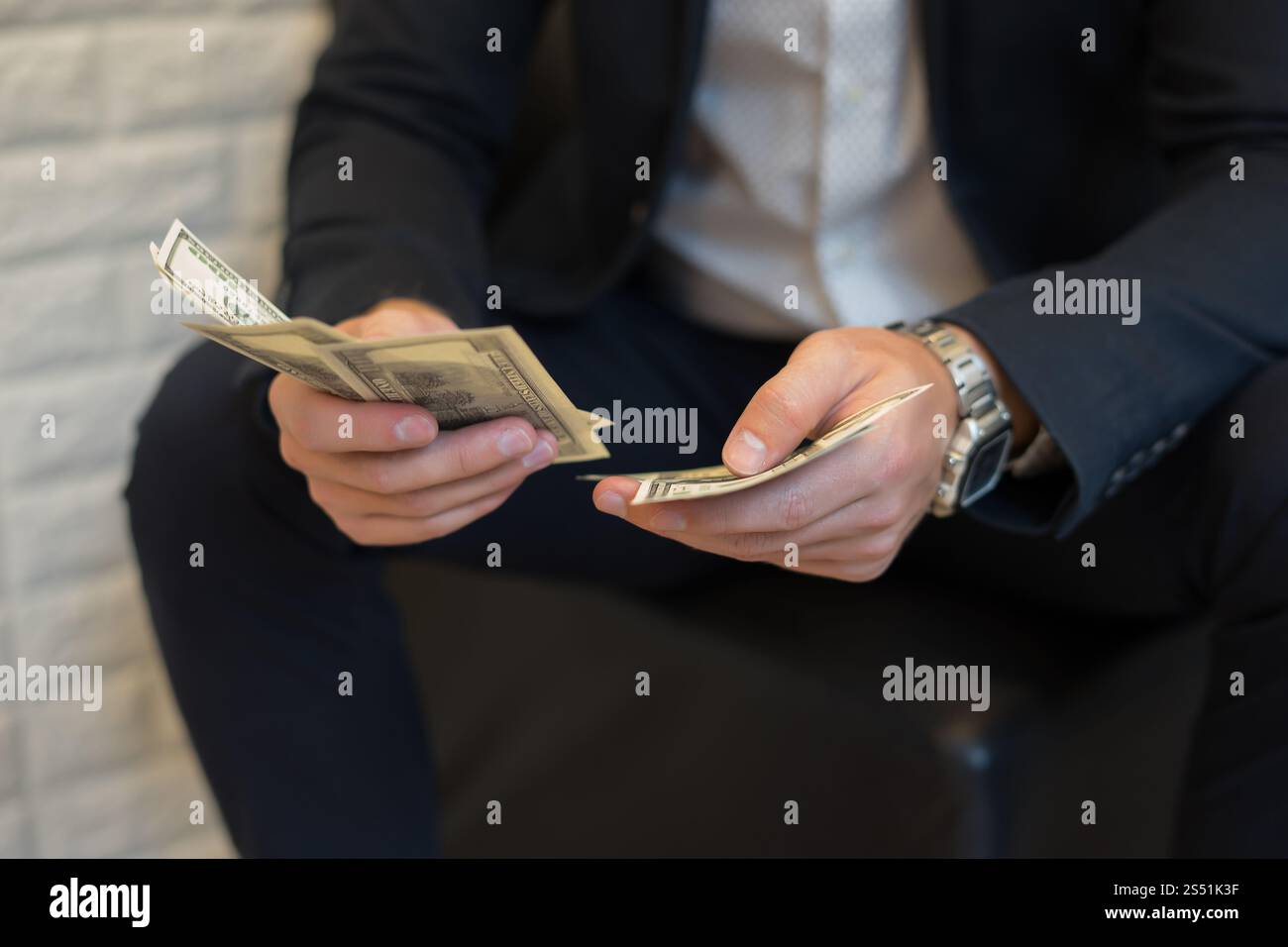 Ritratto di un imprenditore tenendo il denaro e il conteggio. Foto Stock