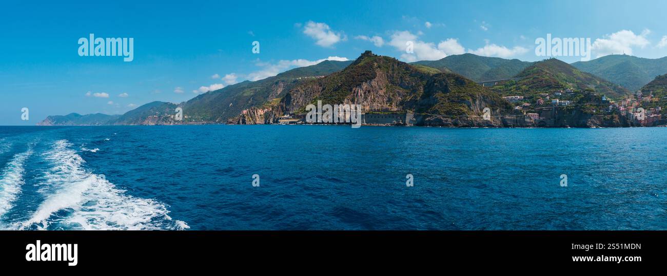 Rocky Mar Ligure costa nel Parco Nazionale delle Cinque Terre, La Spezia, Liguria, Italia. Bella estate vista dalla nave di escursione. Foto Stock