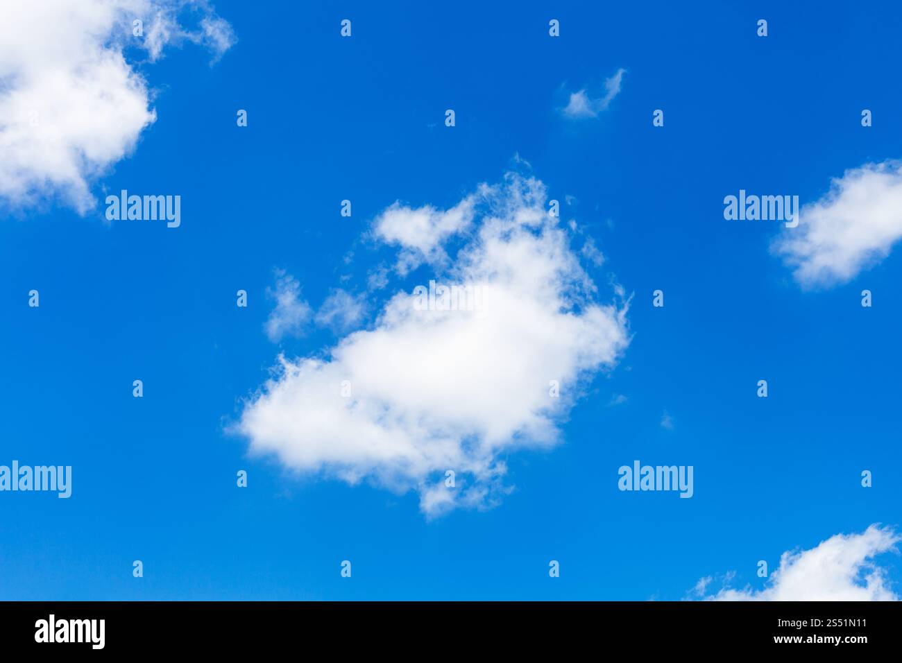 Poco soffice nuvola nel cielo blu scuro nel giorno di estate in Kuban regione della Russia Foto Stock