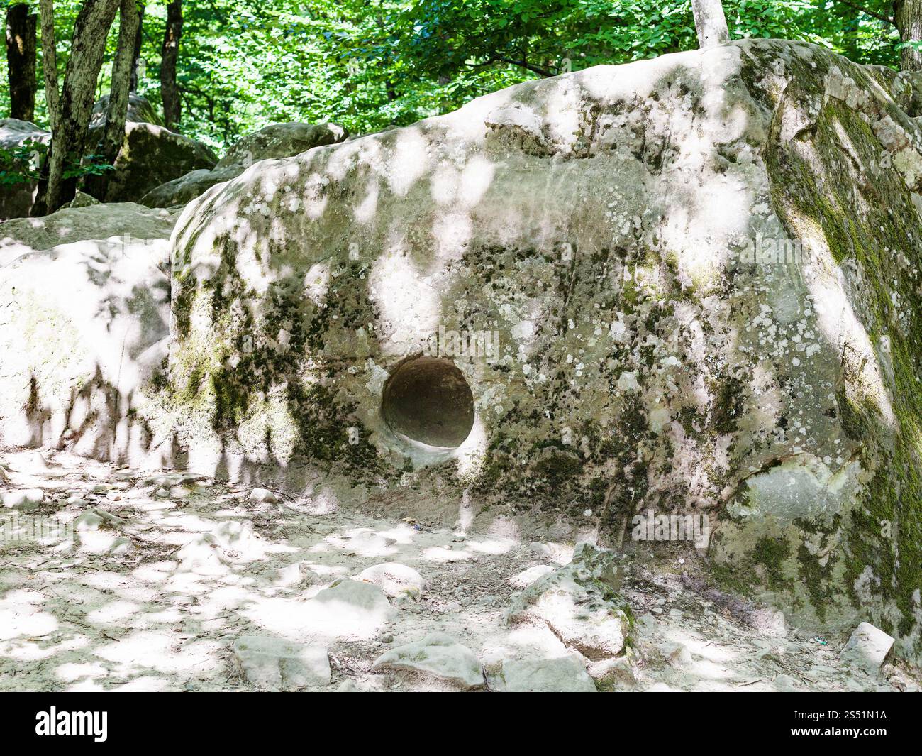 Gita a Shapsugskaya zona anomala - scolpito nella roccia dishambala preistorica cava in Abinsk colline ai piedi delle montagne del Caucaso in Kuban regione della Russia Foto Stock