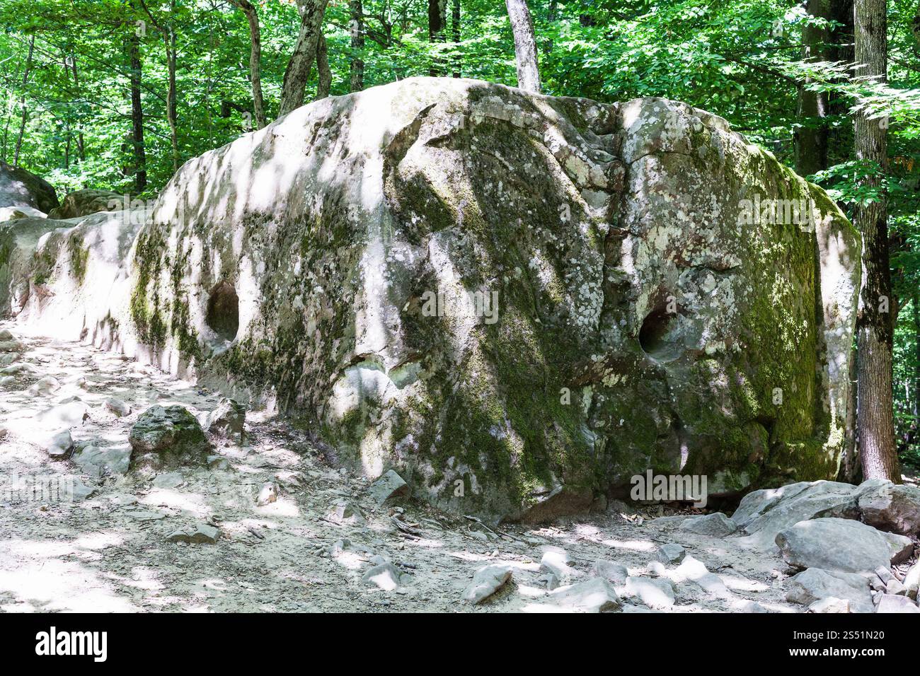 Tour alla zona anomala di Shapsugskaya - roccia scolpita nella preistorica cava di pietra di Shambala ai piedi delle colline di Abinsk delle montagne del Caucaso nella regione di Kuban Foto Stock