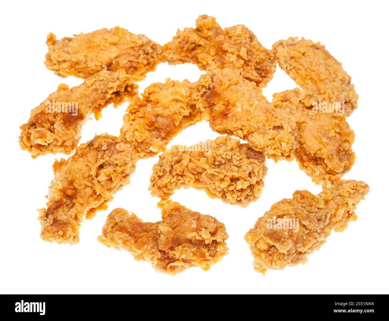 Molti croccante di pastella fritte ali di pollo isolati su sfondo bianco Foto Stock