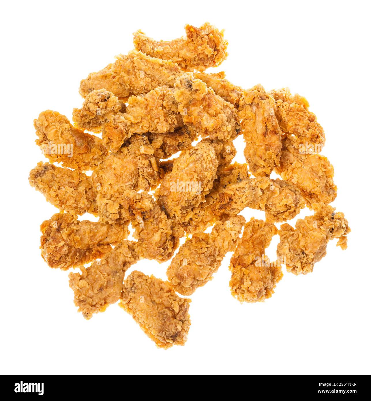 Vista superiore del mucchio di croccante di pastella fritte ali di pollo isolati su sfondo bianco Foto Stock
