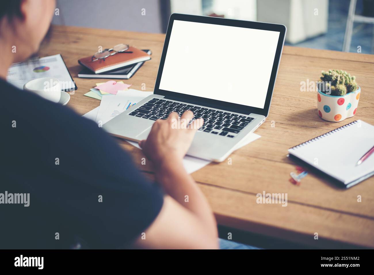 Man mano la digitazione di lavorare con laptop sulla scrivania in legno. Foto Stock