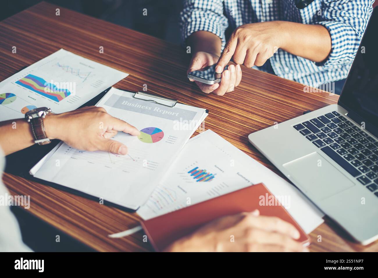 Primo piano di persone del team Business che discutono un piano finanziario in ufficio. Primo piano di persone del team Business che discutono di un piano finanziario all'indirizzo Foto Stock