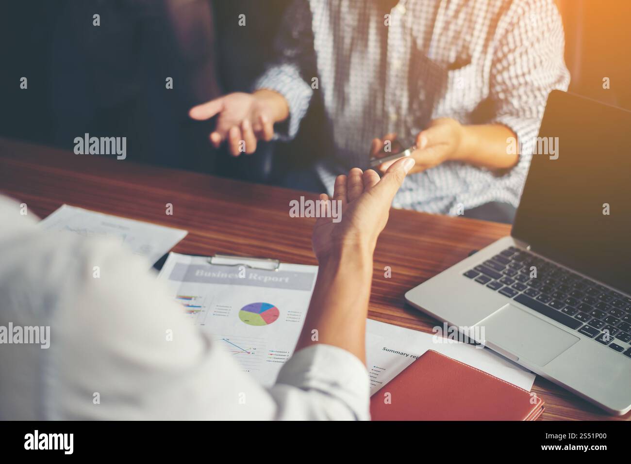 Primo piano di persone del team Business che discutono un piano finanziario in ufficio. Primo piano di persone del team Business che discutono di un piano finanziario all'indirizzo Foto Stock