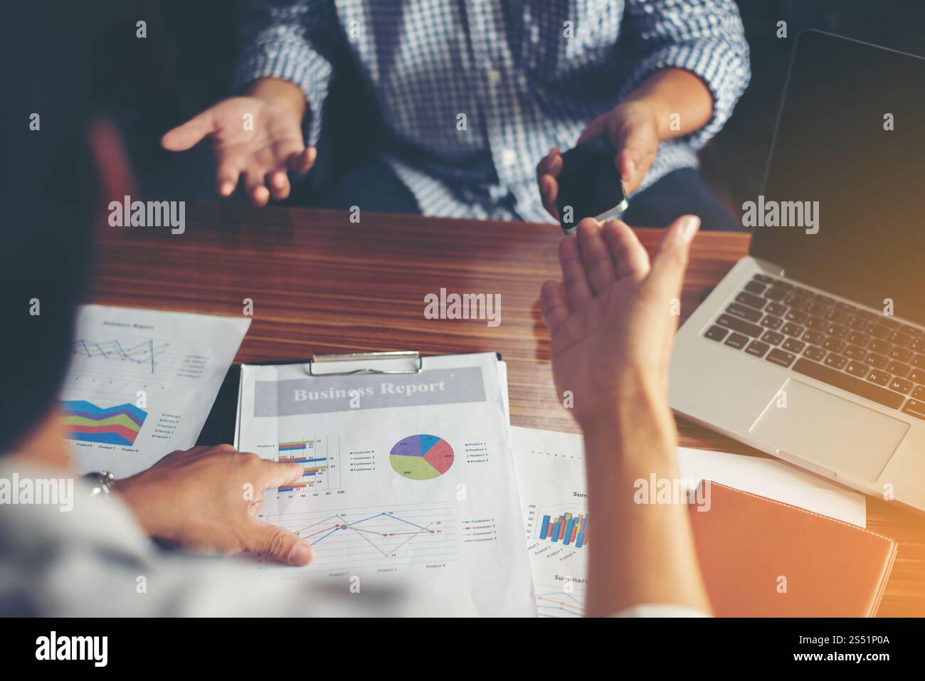 Primo piano di persone del team Business che discutono un piano finanziario in ufficio. Primo piano di persone del team Business che discutono di un piano finanziario all'indirizzo Foto Stock