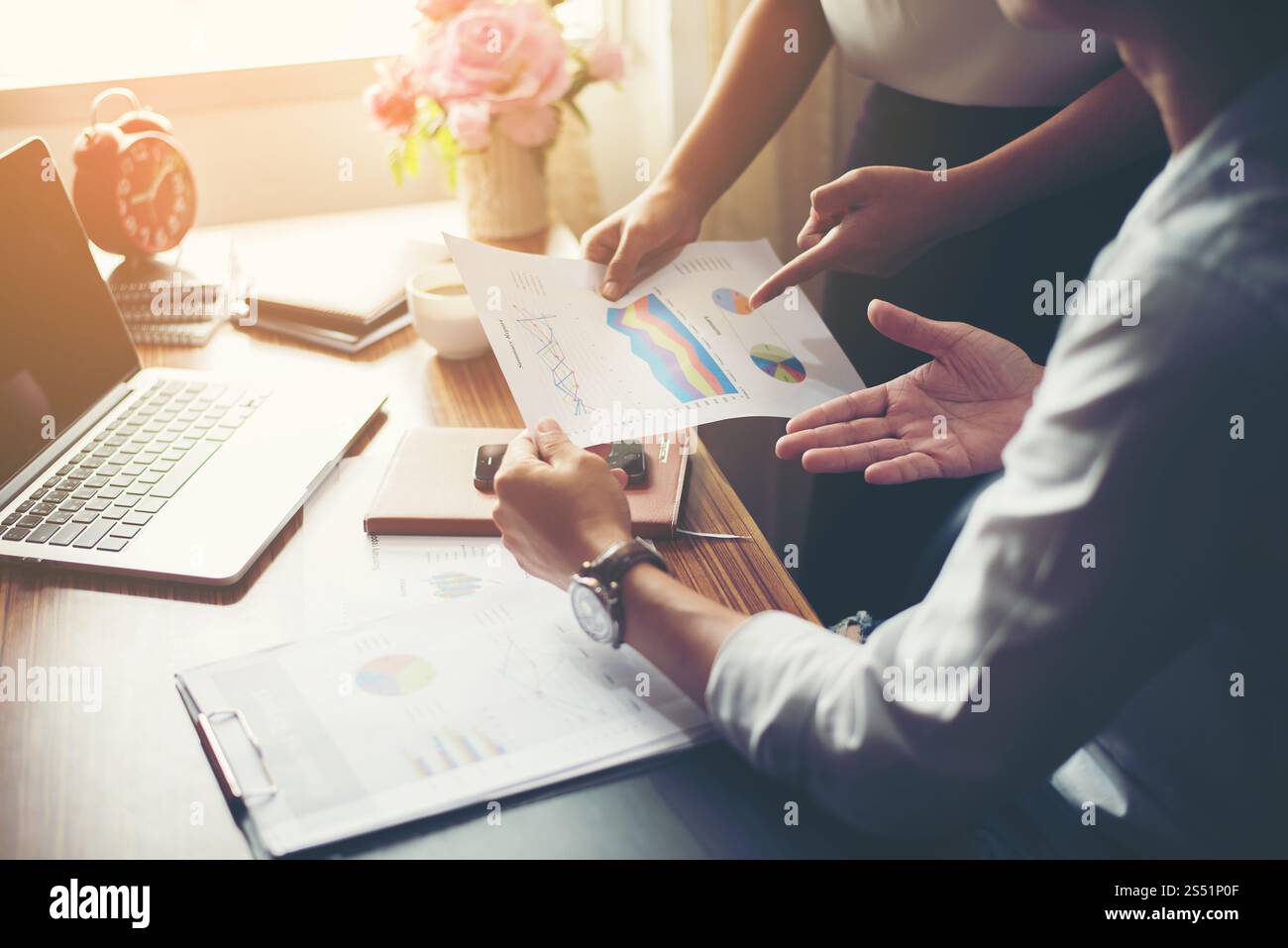 Primo piano di persone del team Business che discutono un piano finanziario in ufficio. Primo piano di persone del team Business che discutono di un piano finanziario all'indirizzo Foto Stock