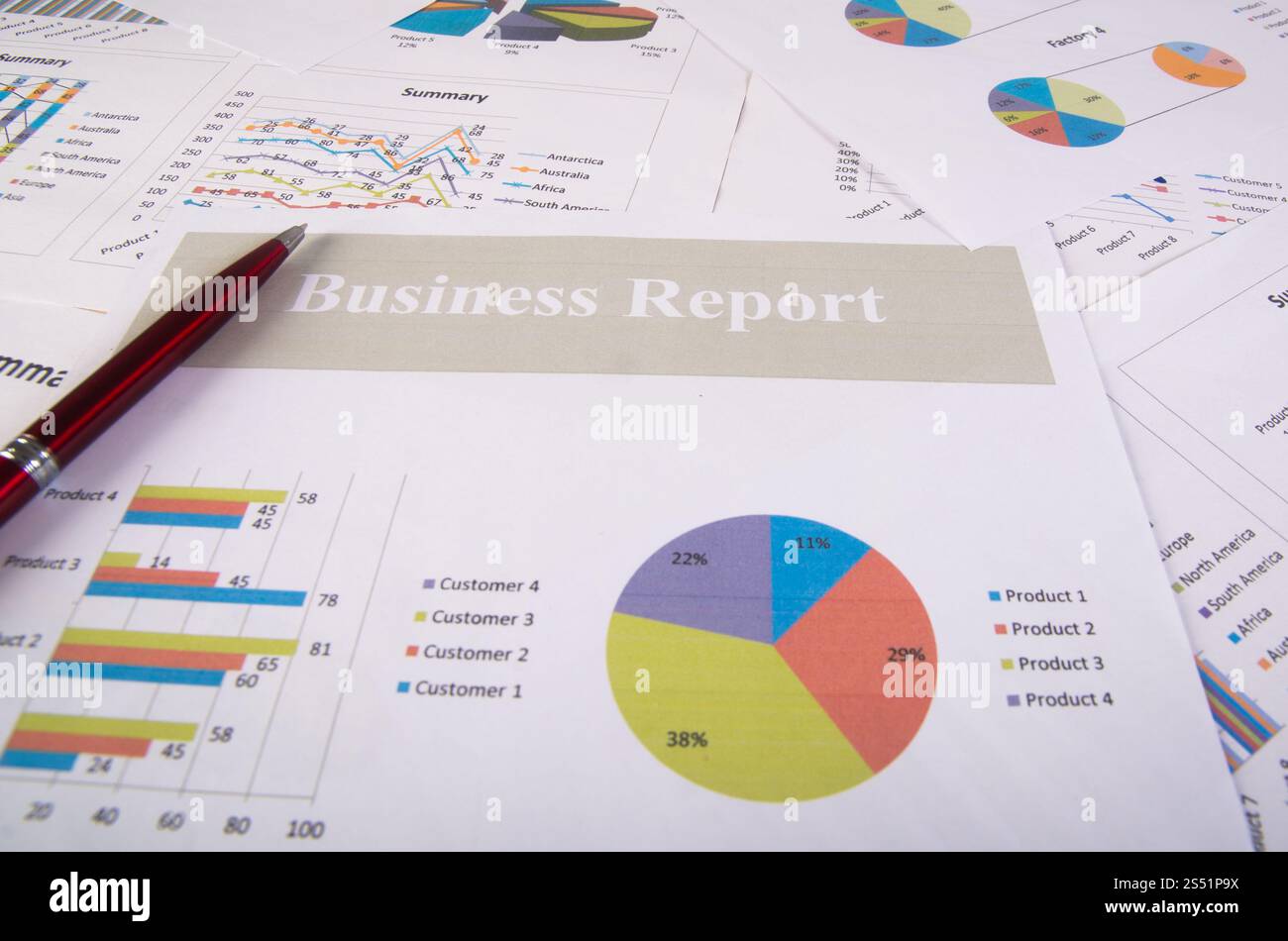 Rapporto aziendale. Grafici e grafici. Rapporti aziendali e una pila di. Rapporto aziendale. Grafici e grafici. Rapporti aziendali e una pila di documenti. Foto Stock
