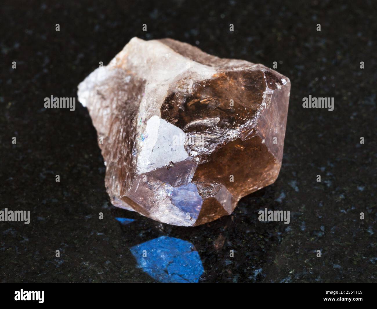 Le riprese in modalità macro di minerale naturale ruvida - quarzo fumè cristallo su granito nero da Monti Urali Foto Stock