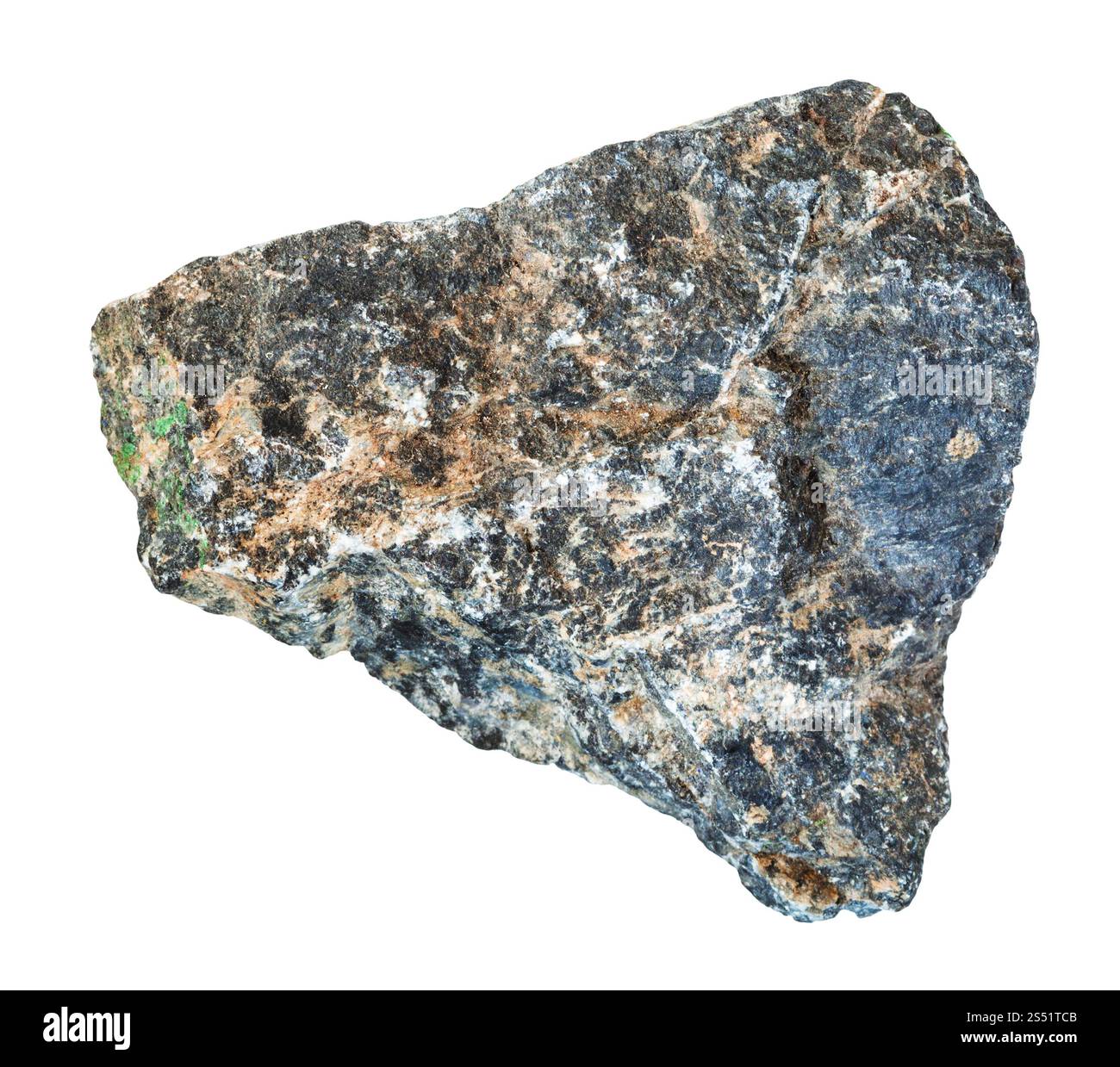 Le riprese in modalità macro di minerali naturali - ruvida pietra di cromite isolate su sfondi bianchi dai Monti Urali Foto Stock