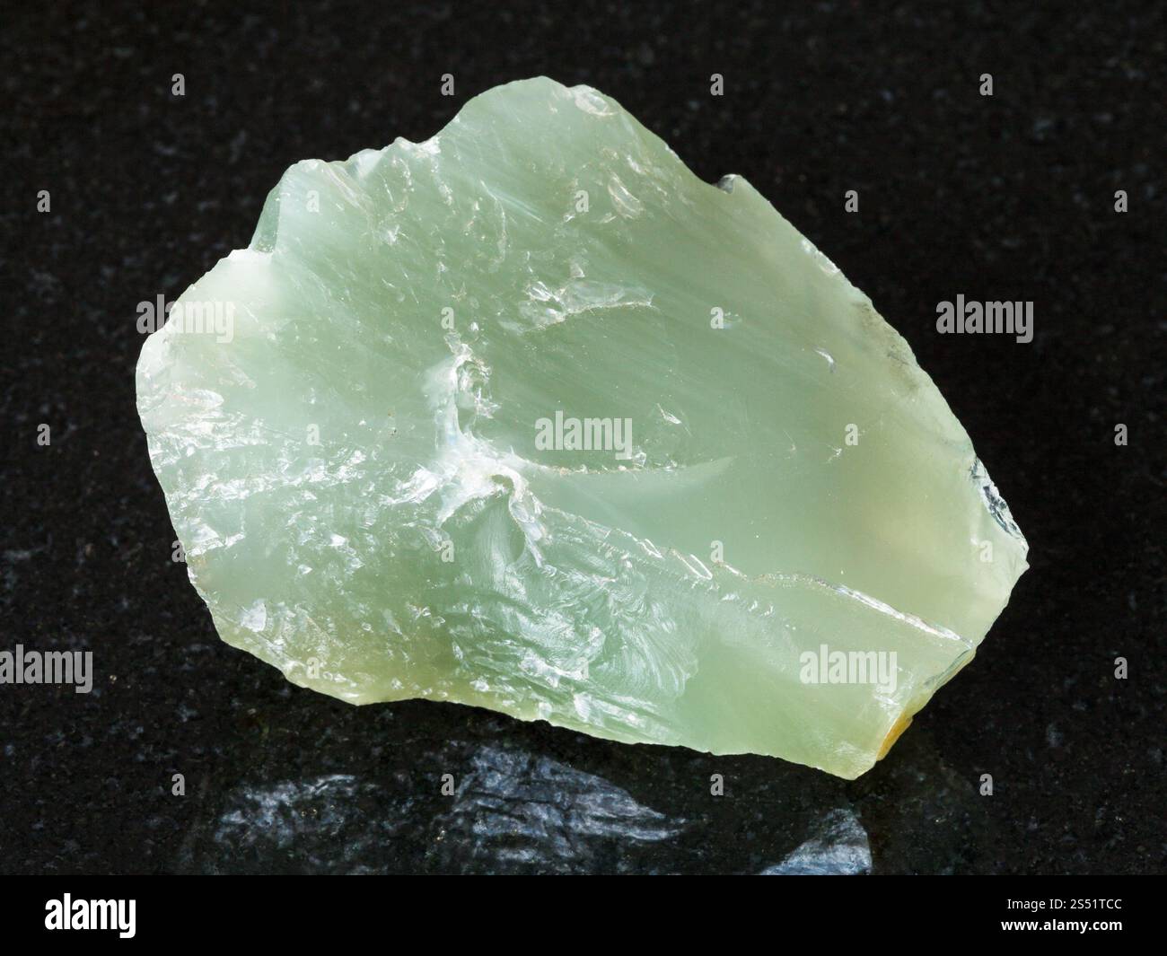 Le riprese in modalità macro di minerali naturali - Prase ruvida (quarzo verde) sulla pietra di granito nero da Monti Urali Foto Stock