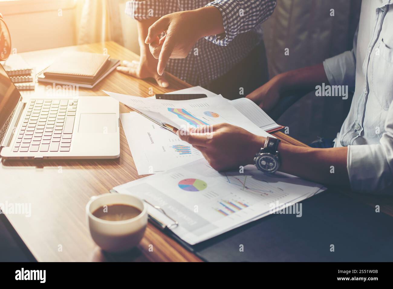 Consulente finanziario, contabile, di investimento, consulenza con il suo team in ufficio. Consulenza finanziaria, contabile, consulente di investimenti con il suo team Foto Stock