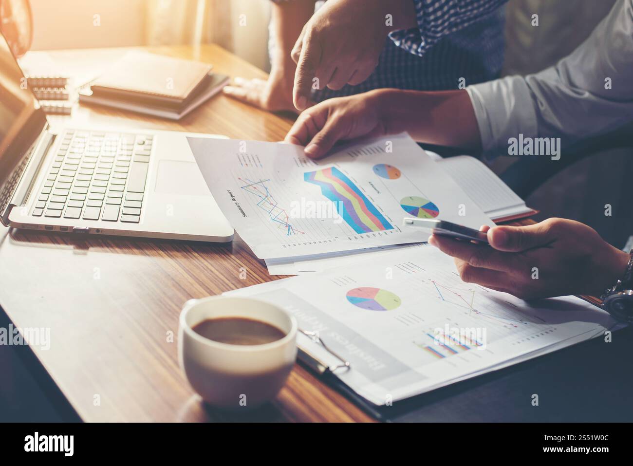 Consulente finanziario, contabile, di investimento, consulenza con il suo team in ufficio. Consulenza finanziaria, contabile, consulente di investimenti con il suo team Foto Stock