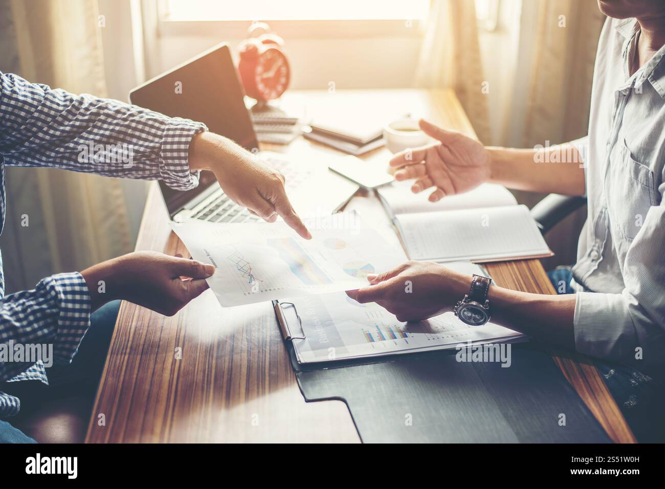 Primo piano di persone del team Business che discutono un piano finanziario in ufficio. Primo piano di persone del team Business che discutono di un piano finanziario all'indirizzo Foto Stock