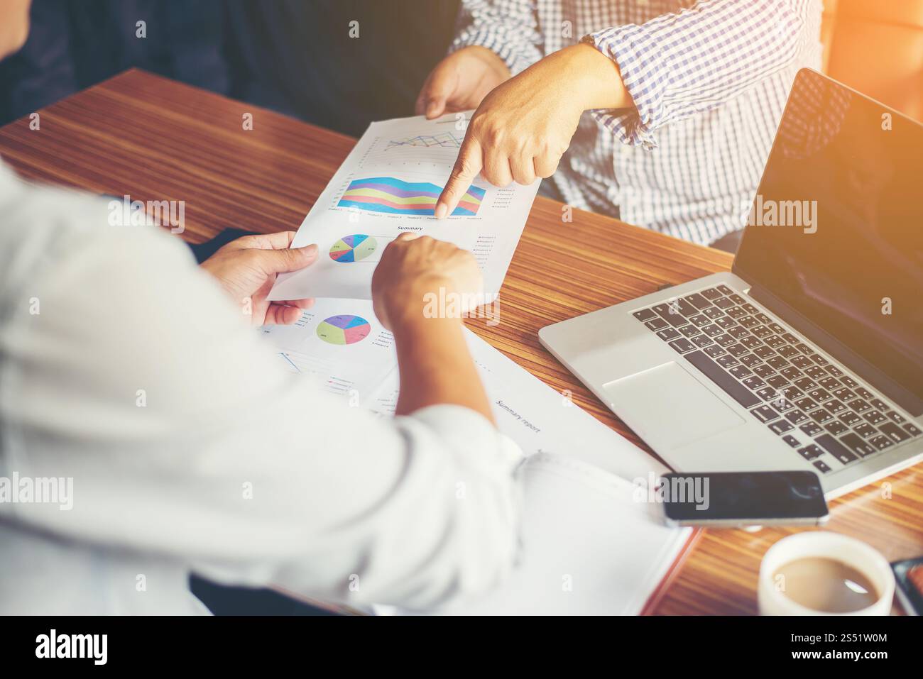 Consulente finanziario, contabile, di investimento, consulenza con il suo team in ufficio. Consulenza finanziaria, contabile, consulente di investimenti con il suo team Foto Stock
