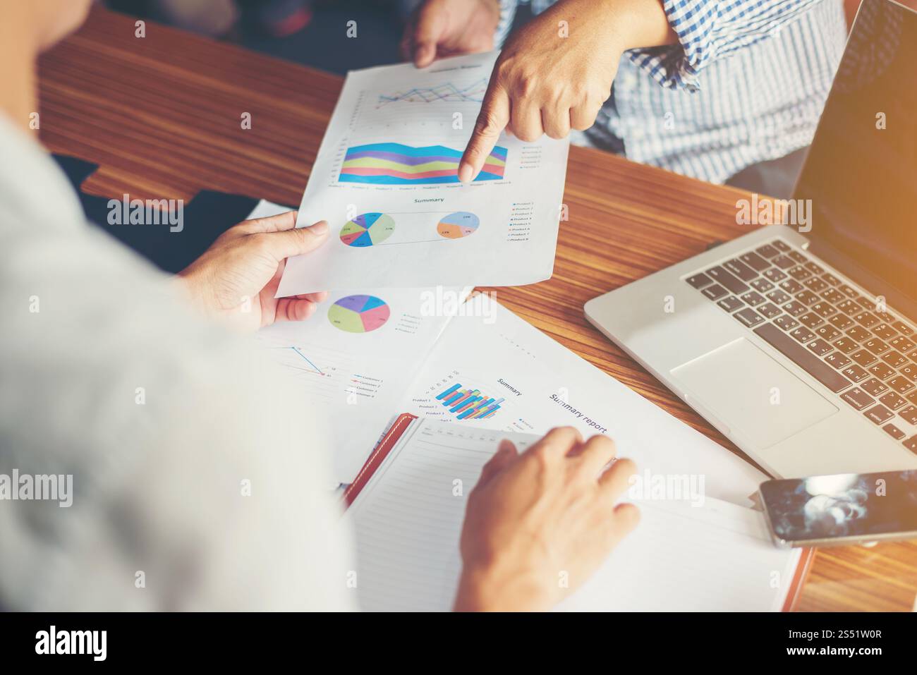Consulente finanziario, contabile, di investimento, consulenza con il suo team in ufficio. Consulenza finanziaria, contabile, consulente di investimenti con il suo team Foto Stock