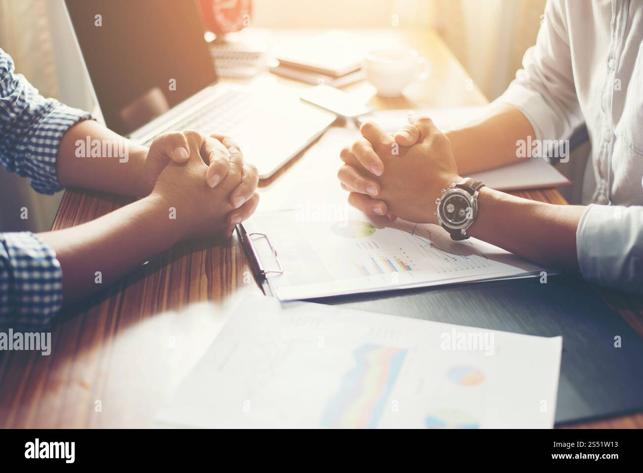 Primo piano di persone del team Business che discutono un piano finanziario in ufficio. Primo piano di persone del team Business che discutono di un piano finanziario all'indirizzo Foto Stock