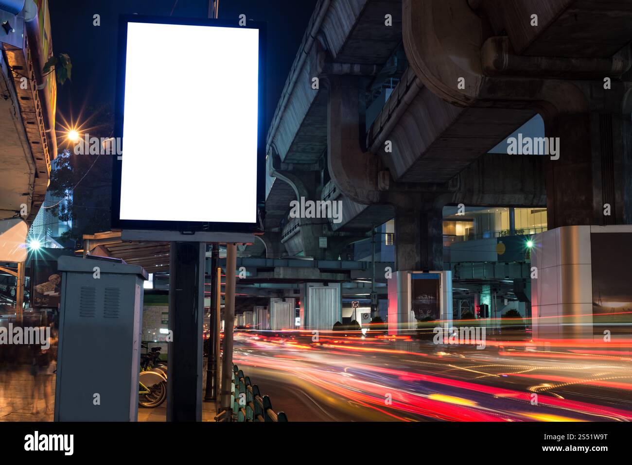 Cartellone bianco con spazio per copiare i messaggi di testo o i contenuti promozionali, cartellone informativo pubblico accanto alla strada di notte. Cartellone vuoto Foto Stock