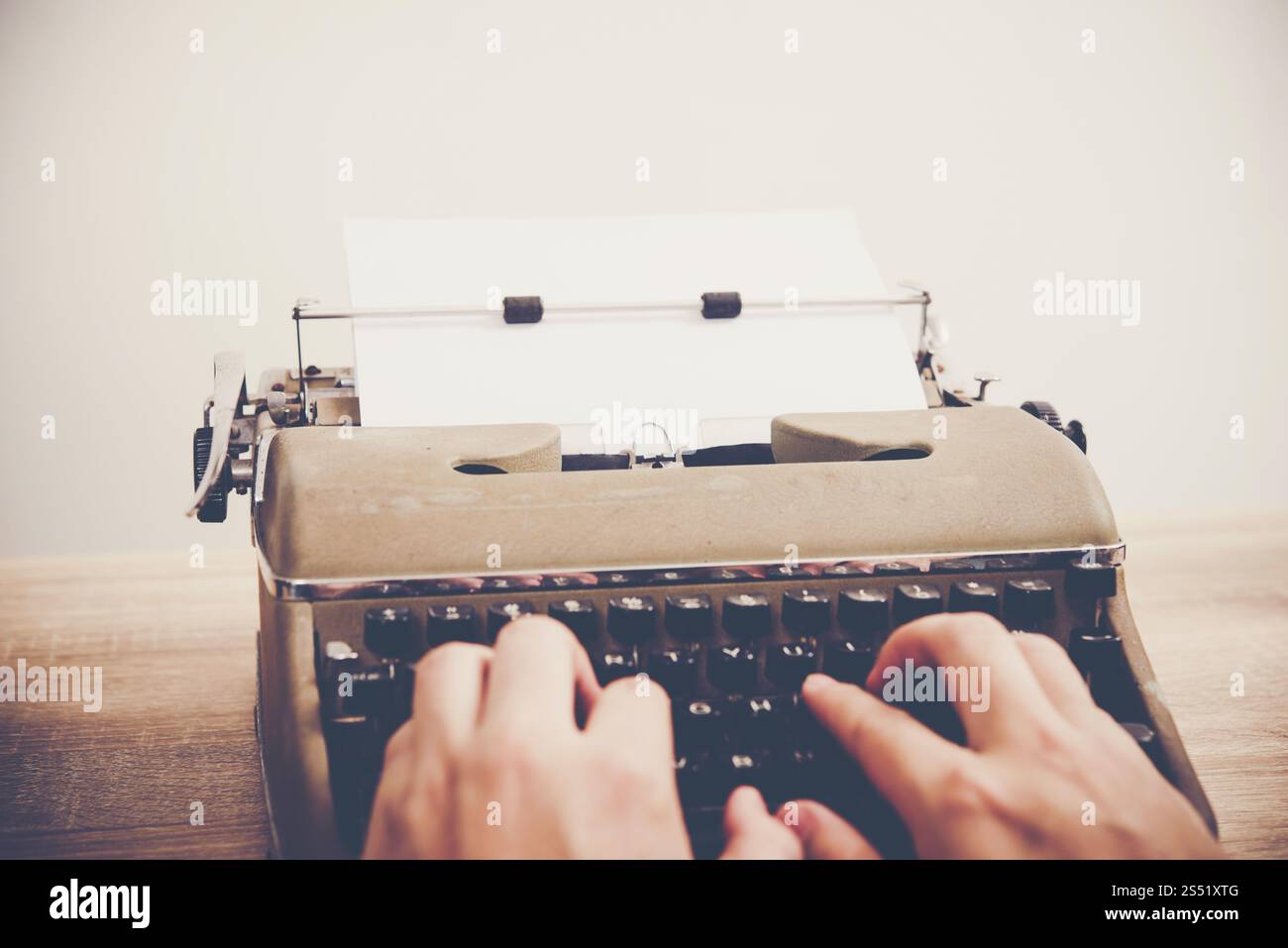 Mani digitando su vintage macchina da scrivere sul tavolo di legno. Foto Stock Mani digitando su vintage macchina da scrivere sul tavolo di legno. Foto Stock