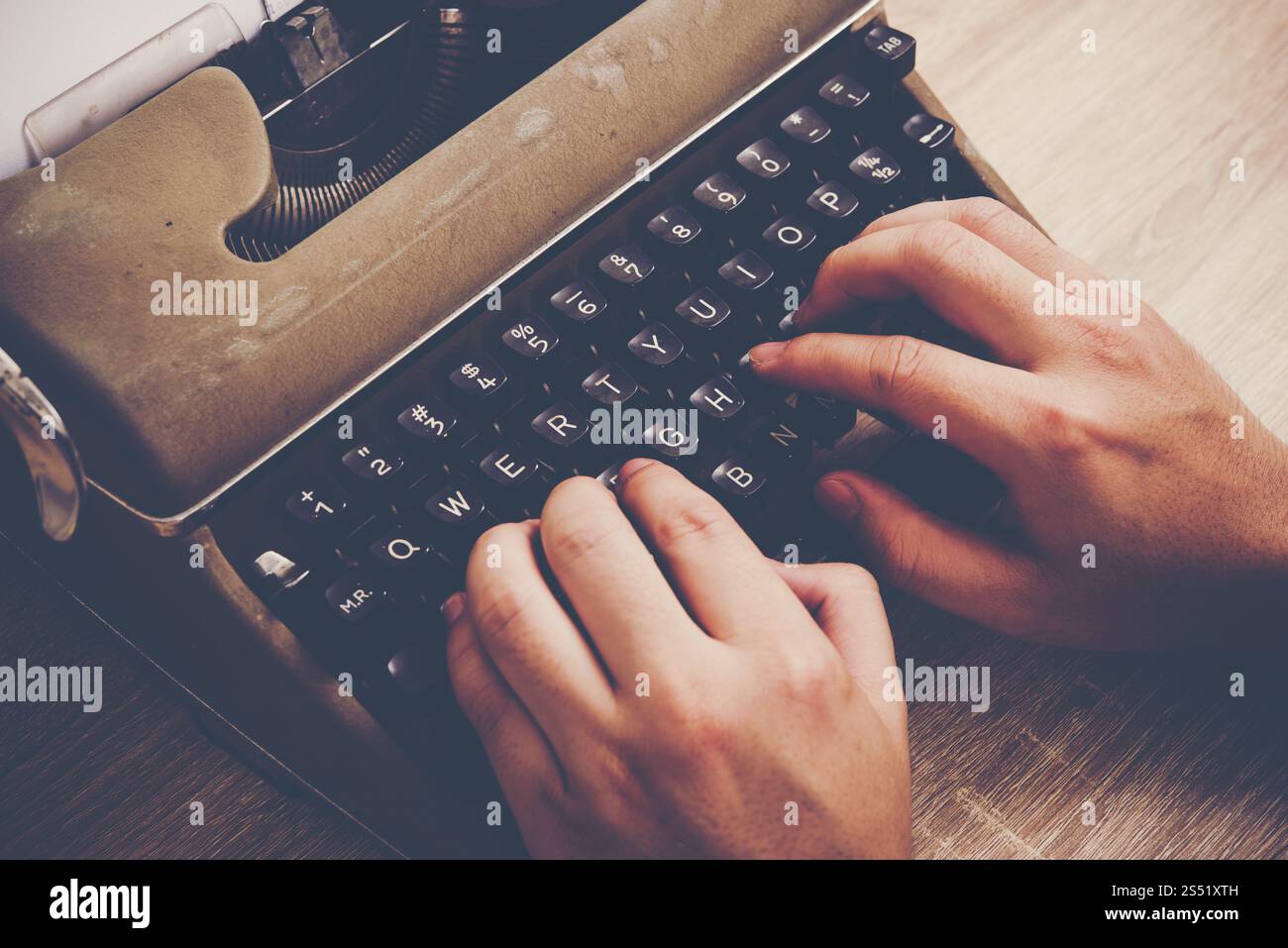 Mani digitando su vintage macchina da scrivere sul tavolo di legno. Foto Stock Mani digitando su vintage macchina da scrivere sul tavolo di legno. Foto Stock