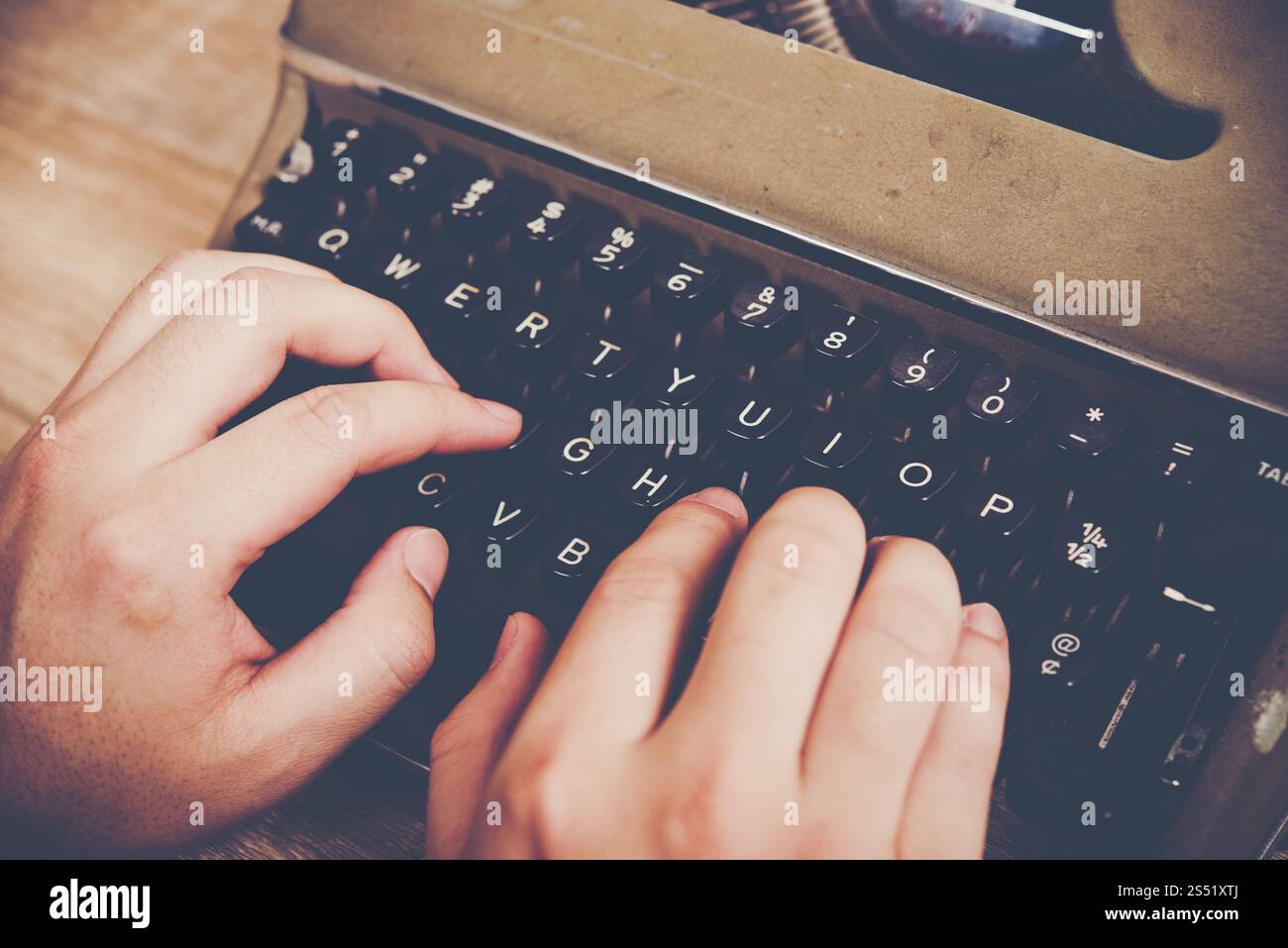 Mani digitando su vintage macchina da scrivere sul tavolo di legno. Foto Stock Mani digitando su vintage macchina da scrivere sul tavolo di legno. Foto Stock