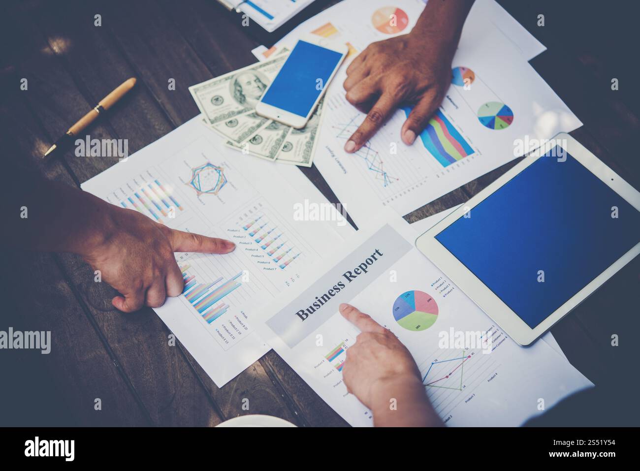 Un gruppo di persone di affari analisi con report di marketing grafico, giovani specialisti stanno discutendo di idee di business per il nuovo digitale avvia progetto. Foto Stock