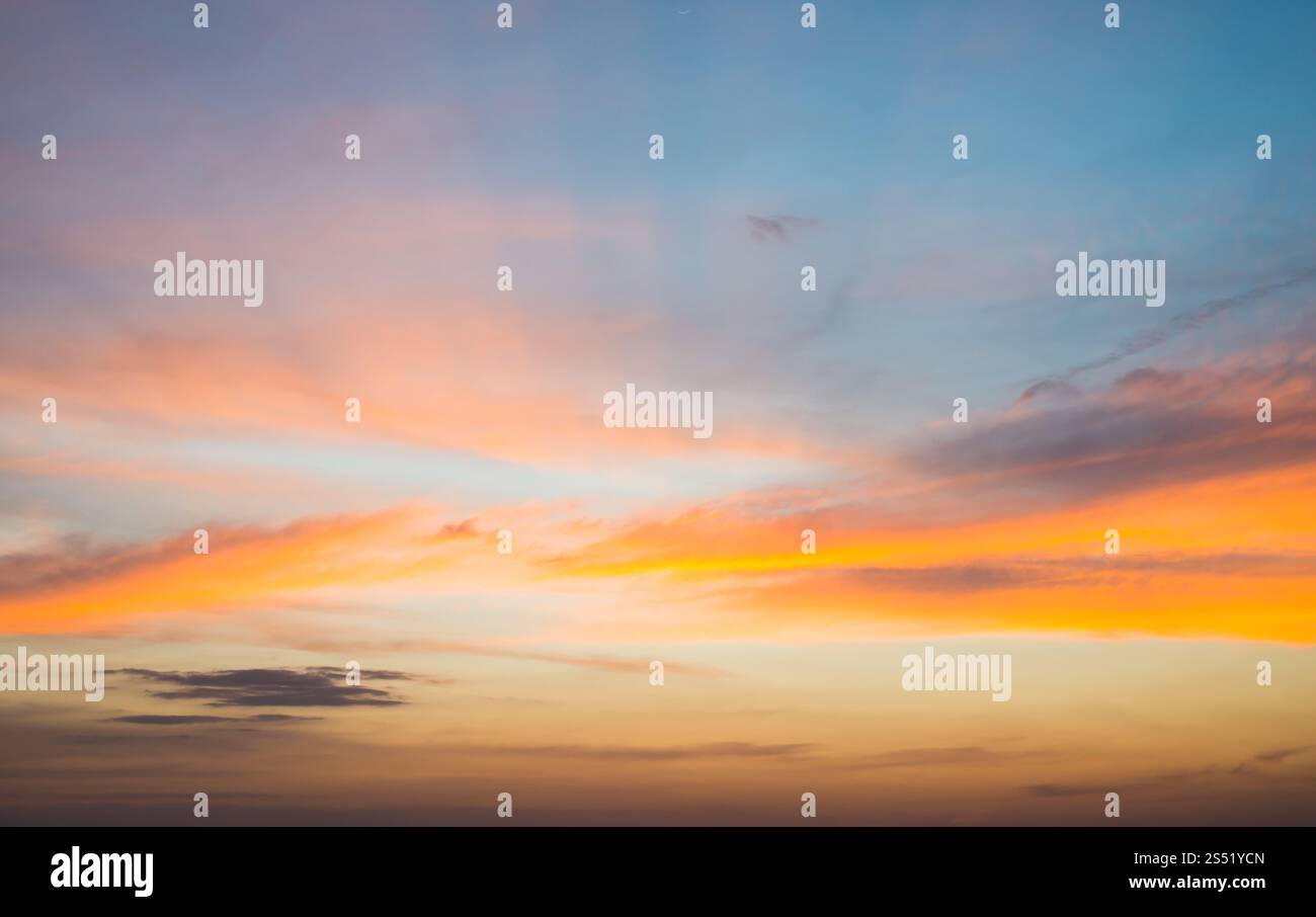 Bellissima natura con il tramonto sul mare. Foto Stock