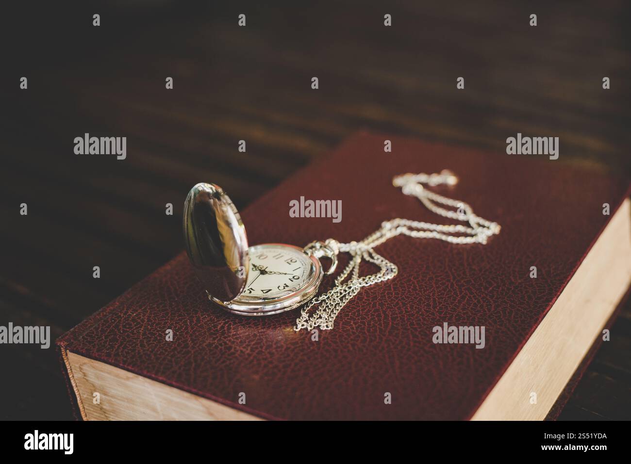 Close up di vintage orologio da tasca su libri vecchi. Foto Stock