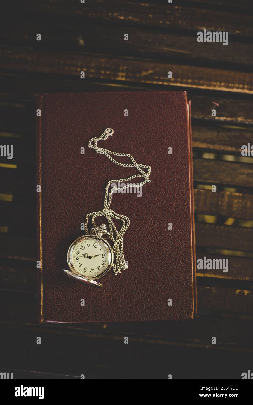 Close up di vintage orologio da tasca su libri vecchi. Foto Stock