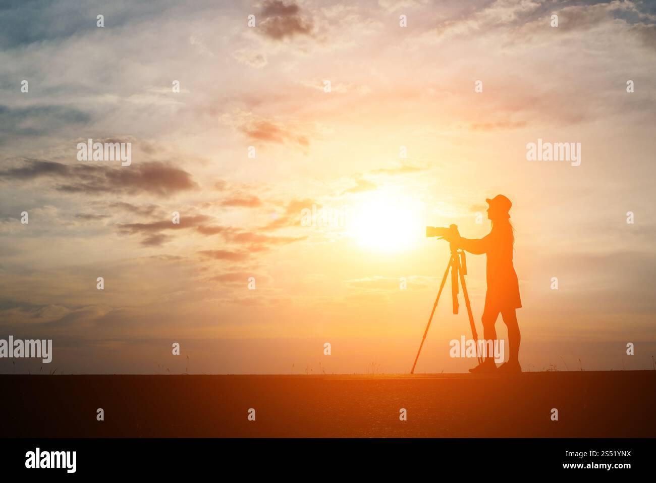 Silhouette di un fotografo spara un tramonto. Foto Stock