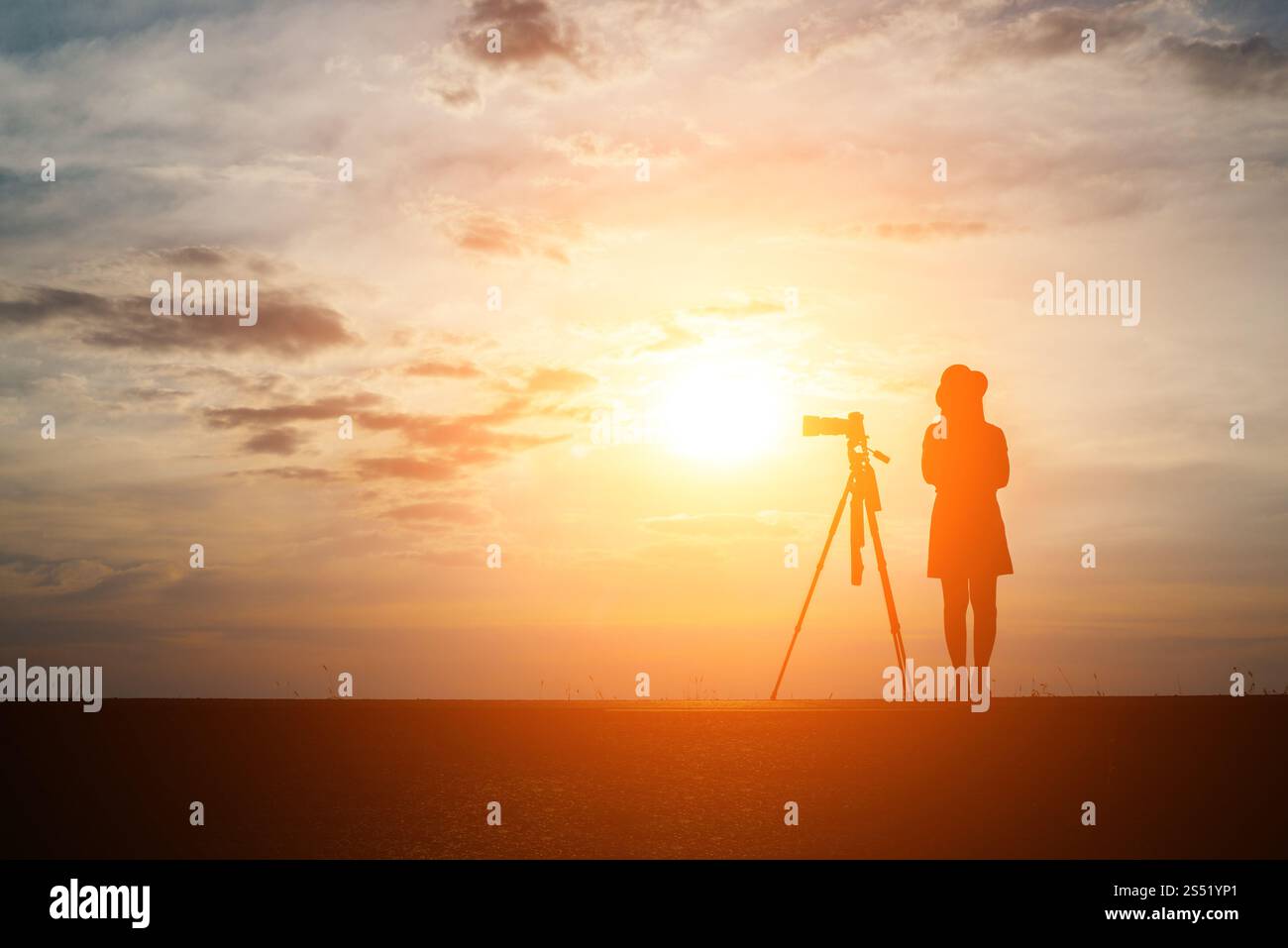 Silhouette di un fotografo spara un tramonto. Foto Stock