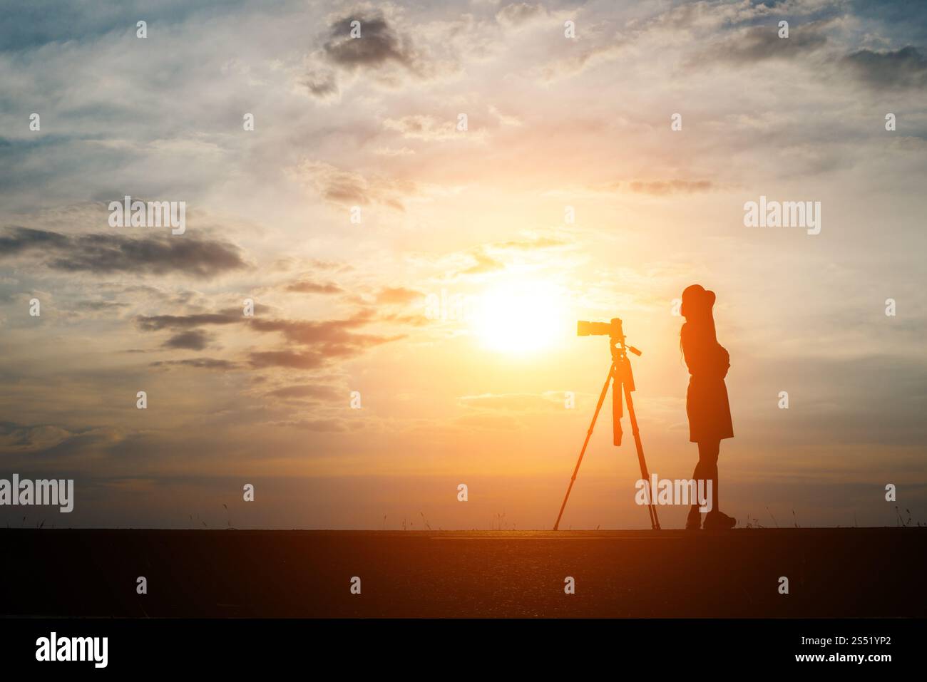 Silhouette di un fotografo spara un tramonto. Foto Stock