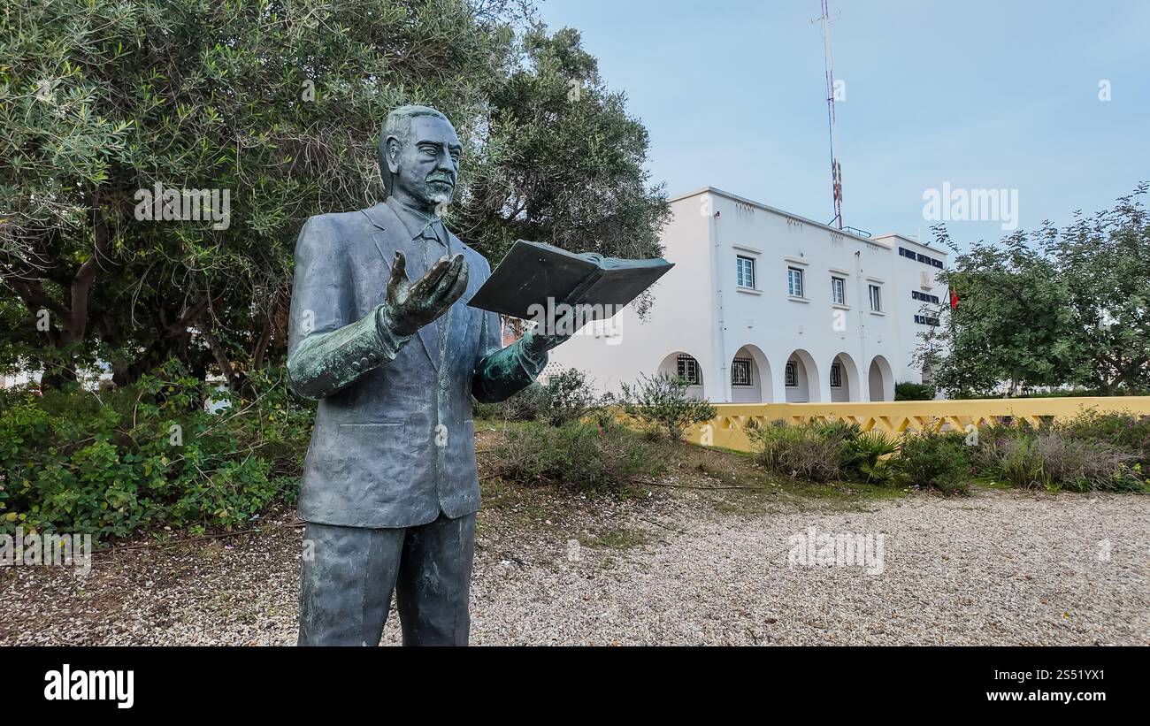 La statua all'aperto di João Braz a Portimão, in Portogallo, è una scultura in bronzo che onora lo stimato poeta, giornalista e scrittore. La statua, creata B. Foto Stock