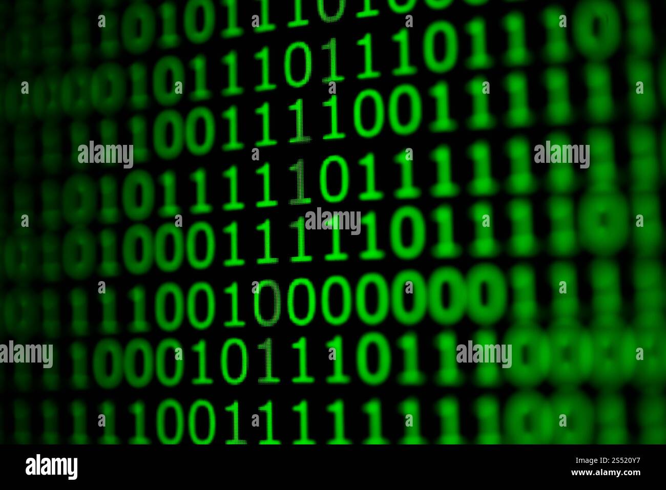 Codice numerico continuo di colore verde, dati web astratti in . Codice numerico continuo di colore verde, dati Web astratti in codice binario. Foto Stock