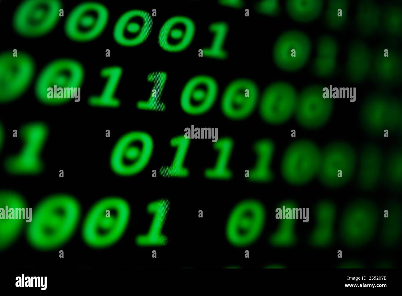 Codice numerico continuo di colore verde, dati web astratti in . Codice numerico continuo di colore verde, dati Web astratti in codice binario. Foto Stock