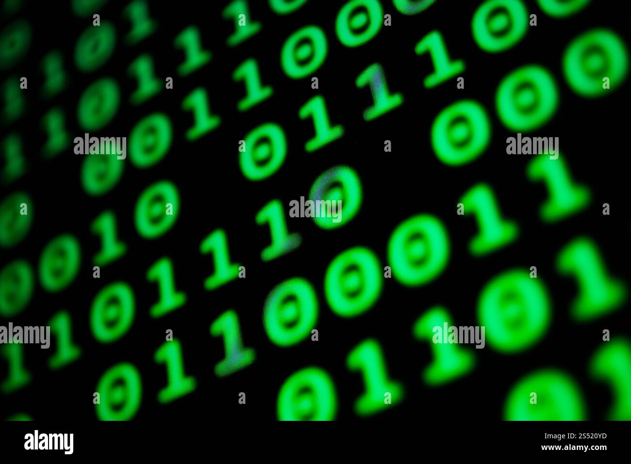 Codice numerico continuo di colore verde, dati web astratti in . Codice numerico continuo di colore verde, dati Web astratti in codice binario. Foto Stock