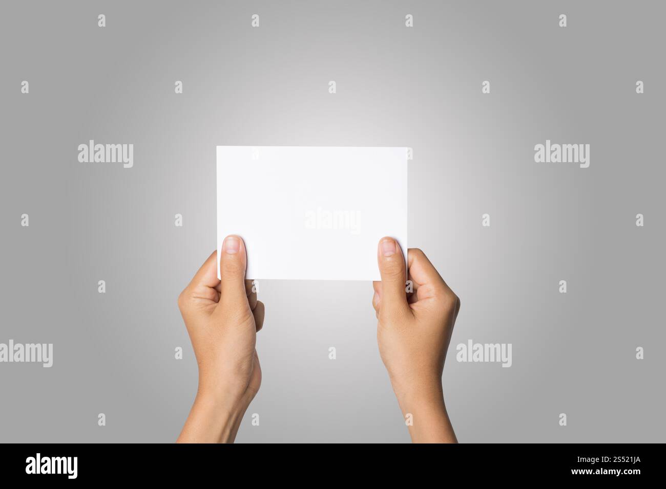 Primo piano di una donna che tiene a mano carta bianca isolata su bac bianco. Primo piano di una donna che tiene a mano carta bianca isolata su sfondo bianco Foto Stock