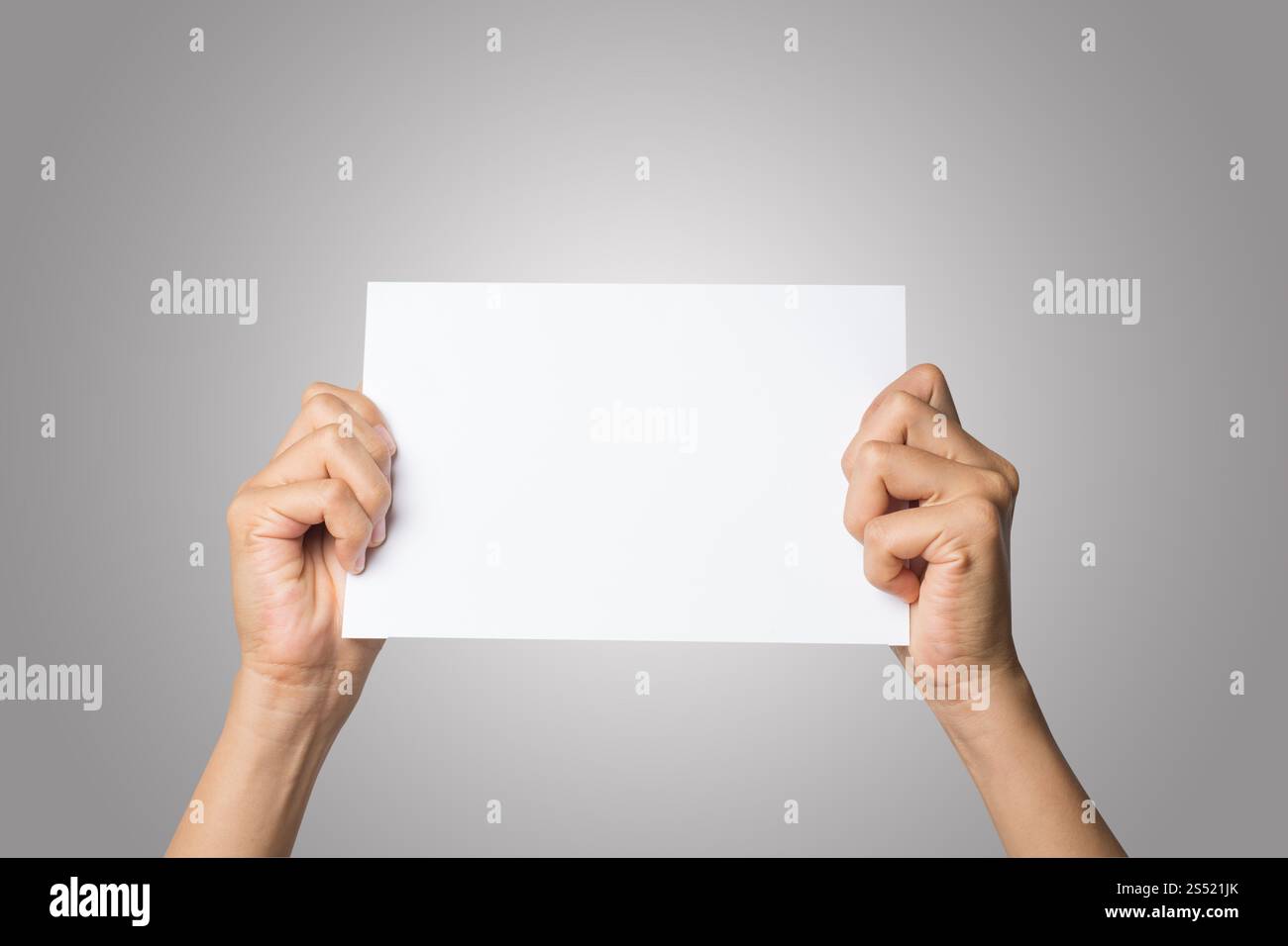 Primo piano di una donna che tiene a mano carta bianca isolata su bac bianco. Primo piano di una donna che tiene a mano carta bianca isolata su sfondo bianco Foto Stock