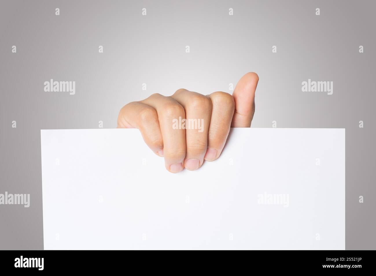 Primo piano di una donna che tiene a mano carta bianca isolata su bac bianco. Primo piano di una donna che tiene a mano carta bianca isolata su sfondo bianco Foto Stock