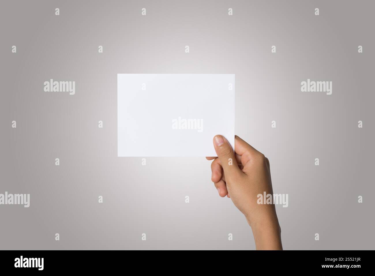 Primo piano di una donna che tiene a mano carta bianca isolata su bac bianco. Primo piano di una donna che tiene a mano carta bianca isolata su sfondo bianco Foto Stock