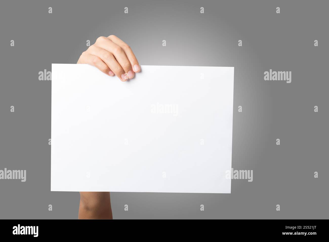 Primo piano di una donna che tiene a mano carta bianca isolata su bac bianco. Primo piano di una donna che tiene a mano carta bianca isolata su sfondo bianco Foto Stock