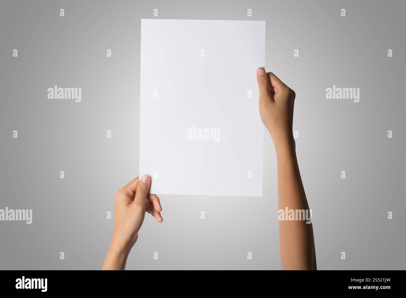 Primo piano di una donna che tiene a mano carta bianca isolata su bac bianco. Primo piano di una donna che tiene a mano carta bianca isolata su sfondo bianco Foto Stock